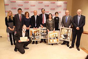 Foto familia con premiados y actor