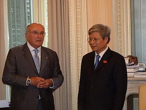 Una delegación de juristas del Parlamento de Vietnam se interesa por el modelo español de Abogacía