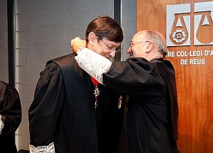 Carnicer impone la Cruz de San Raimundo Peñafort al decano del Colegio de Abogados de Reus