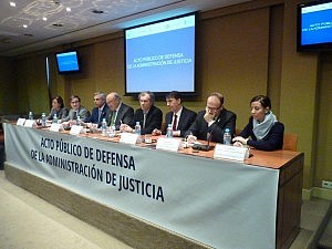 Abogados, jueces, fiscales, secretarios, consumidores y sindicatos exigen a Gallardón que 