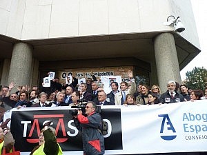 Concentraciones en toda España: abogados, jueces y fiscales piden a Rajoy que hable con la Justicia