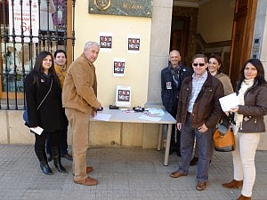 El Colegio de Antequera recoge más de mil firmas contra las tasas
