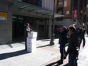 El abogado Fabián Valero entrega en el Ministerio de Justicia más de 171.000 firmas contra las tasas judiciales