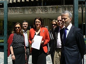 El PSOE presenta ante el TC un nuevo recurso contra las tasas, y la defensora del Pueblo rechaza hacerlo