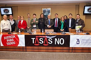 Abogacía, jueces, fiscales, secretarios, sindicatos y consumidores apoyan el Manifiesto ‘Un Año contra las Tasas’