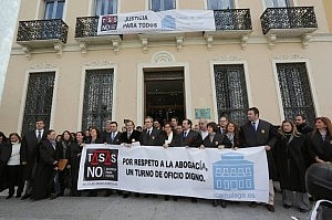 El Colegio de Abogados de Málaga se concentra para exigir el pago y el respeto a los abogados del Turno de Oficio