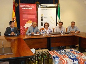 El Colegio de Antequera dona a Cáritas 600 litros de leche y aceite gracias a la editorial Sepín