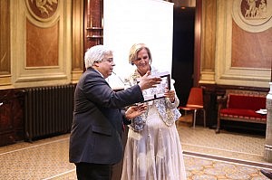 La Intercol•legial premia a la presidenta del Parlament por su defensa de los colegios profesionales