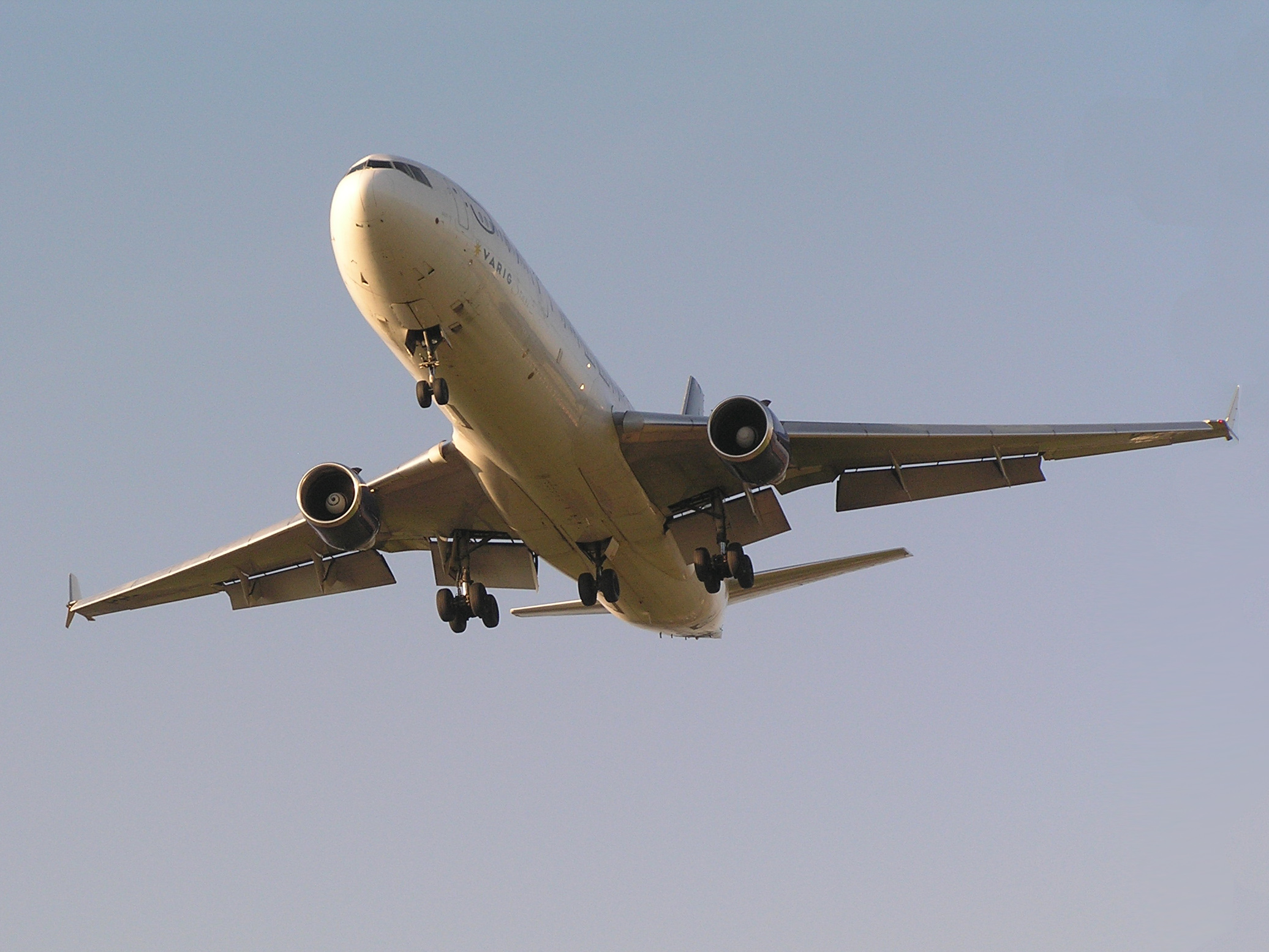 Vuelos cancelados por COVID-19: ¿Bonos o reembolso?