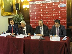 Los abogados jóvenes muestran su oposición a los recortes y limitaciones en Justicia