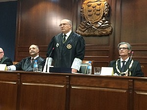 Carlos Carnicer impone la Gran Cruz de la Abogacía al letrado Manuel Martínez Ripoll