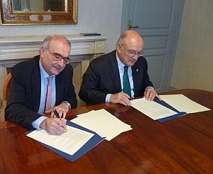 La Abogacía y el Centro de Estudios Políticos y Constitucionales firman un protocolo para mejorar el ordenamiento jurídico