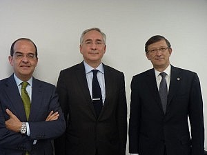 Karim  Benyekhlef, entre el profesor José Luis Piñar (izqd) y Pere Lluis Huguet, vicepresidente de la Abogacía