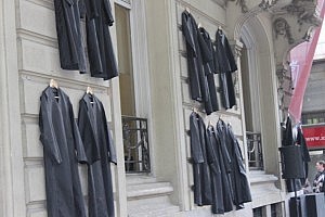 Cientos de abogados del Turno de Oficio cuelgan sus togas en la fachada del Colegio de Madrid para reivindicar una Justicia Gratuita para todos