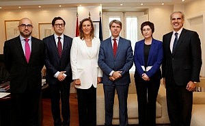 De izquierda a derecha: Ricardo Ruiz de la Serna, director General de Justicia; Manuel Quintanar, secretario General del Consejo de Gobierno; Sonia Gumpert, decana del Colegio de Abogados de Madrid; Ángel Garrido, consejero de Justicia; Begoña Castro, diputada de la Junta de Gobierno del Colegio de Abogados; y Enrique Ruiz, viceconsejero de Justicia