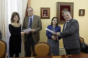 El Colegio de Abogados de Granada entrega 9.620 euros a Cáritas y Ahoringa Vuelcapeta