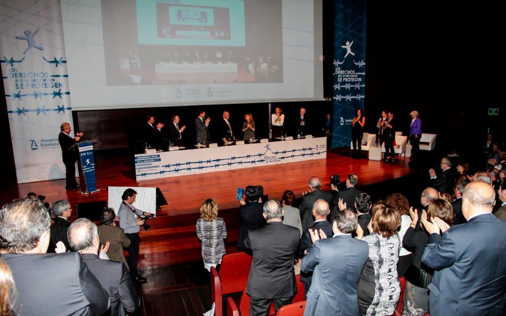 El audtiorio se puso en pie para ovacionar a Carlos Carnicer en su última Conferencia Anual como presidente del Consejo de la Abogacía