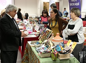 Éxito de participación ciudadana en el ‘Mercado Solidario’ organizado por el Colegio de Barcelona