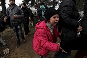 La Policía macedonia usa gases lacrimógenos contra refugiados, entre ellos algunos menores