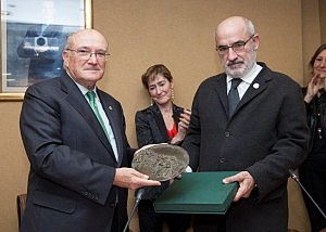 La Fundación Abogados de Atocha reconoce la labor de Carnicer entregándole una placa con “El abrazo” de Genovés