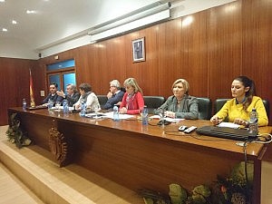 Diputados y senadores debaten en el Colegio de Alicante sobre la futura composición del Gobierno de la nación