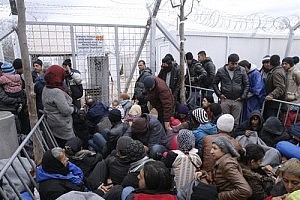 Macedonia anuncia el cierre total de su frontera con Grecia y Hungría envía más tropas a la suya