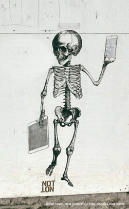 Esqueleto con tablet y móvil
