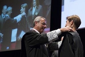 V. Ortega recibe Cruz