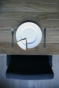 https://pixabay.com/es/quebrada-la-placa-sobre-una-mesa-de-made-840112/