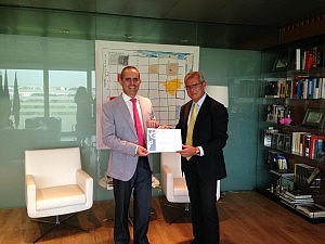 El decano del ICAV entrega el premio del concurso de microrrelatos al geógrafo Esteban Torres