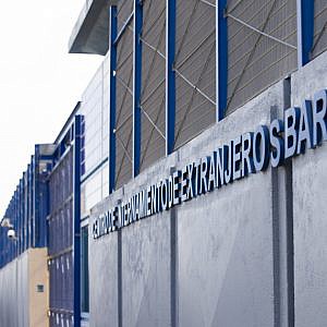 Un debate urgente, serio y profundo sobre los CIE