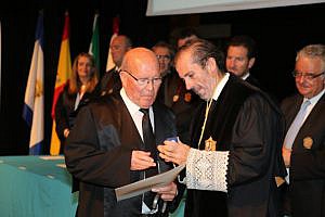 Decano entrega reconocimiento a agustin palacios 50 años