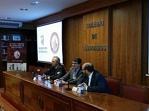 El alcalde de Salamanca y el decano del Colegio de Abogados inauguran la plazuela de la Abogacía