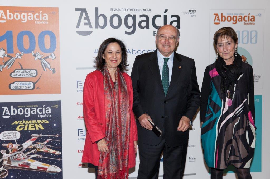 Carnicer entre Margarita Robles y Victoria Ortega