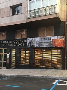 El Colegio de Abogados de Ourense acoge la exposición #DerechosRefugiados: 11 vidas en 11 maletas