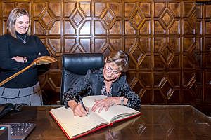 Victoria Ortega firma Libro de Oro Sueca 15 11 2016