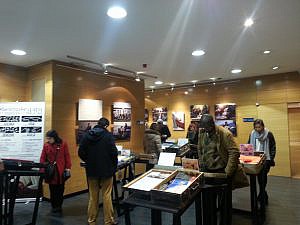 Los Colegios de Zaragoza y Oviedo inauguran la exposición “#DerechosRefugiados 11 vidas en 11 maletas”