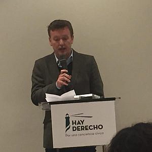 Pablo Romero y los denunciantes de Acuamed, ganadores del II Premio Hay Derecho