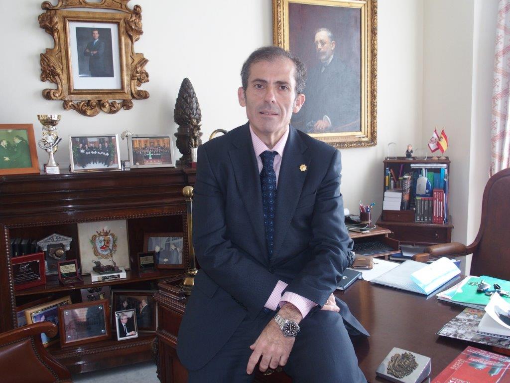 Decano Francisco Javier Lara