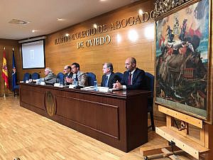El Colegio de Oviedo edita un libro sobre el cuadro Nuestra Señora de Covadonga, del pintor Francisco Reiter