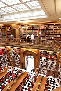 El Colegio de Barcelona abre las puertas de su remodelada biblioteca a la ciudadanía
