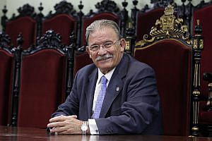 Eduardo Torres, decano del Colegio de Granada, distinguido con la Cruz de San Raimundo de Peñafort