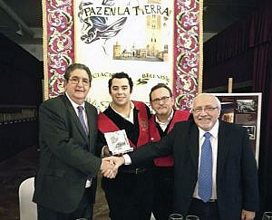 La Tuna de la Facultad de Derecho de Sevilla entrega el Premio Carlos Baras al Colegio de Abogados