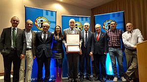 El decano del Colegio de Abogados de Huesca recoge el premio nacional de seguridad de la FEDME