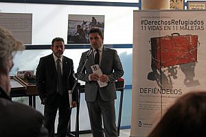 El Colegio de Abogados de Tarragona inaugura la exposición “#DerechoRefugiados, 11 vidas en 11 maletas”