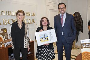 Ana María Gamboa recibe el Premio del IX Concurso de Microrrelatos sobre Abogados