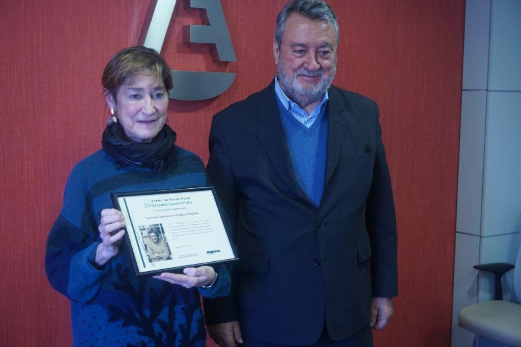 ENTREGA CUADRO FONDO BECAS SOLEDAD CAZORLA A PRESIDENTA