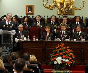 El decano de Granada recibe la Cruz de San Raimundo de Peñafort de manos del ministro de Justicia