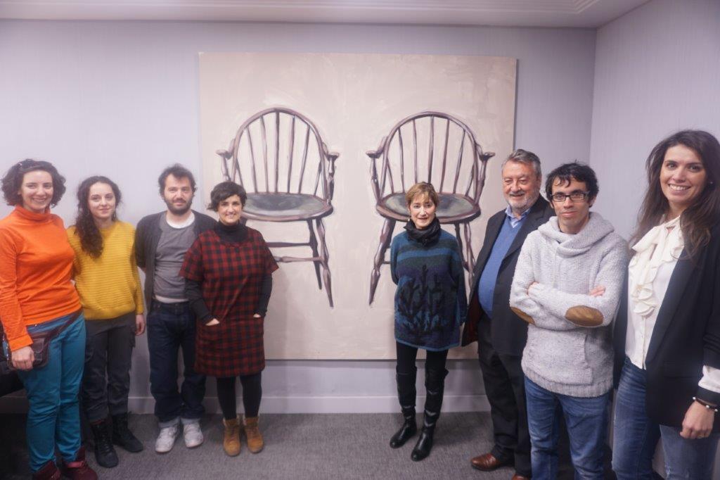 JOAQUIN GARCIA TABOADA PRESIDENTA CRISTINA LLOPE Y ARTISTAS CON UNA DE LAS OBRAS SUBASTADAS