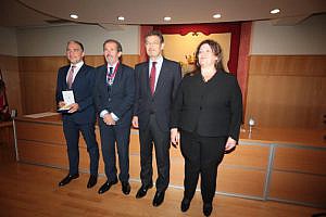 El decano del Colegio de Abogados de Málaga, Francisco Javier Lara, recibe la Cruz de San Raimundo de Peñafort